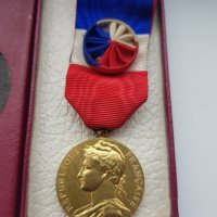 Почетен френски сребърен позлатен медал за труд с кутия, снимка 2 - Антикварни и старинни предмети - 30755353