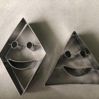 Усмихнати резци за бисквитки - 1 комплект от 2 бр – триъгълник и ромб, снимка 1 - Форми - 44476931