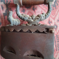 Стара чугунена ютия с въглища жар 26739, снимка 2 - Антикварни и старинни предмети - 36396805