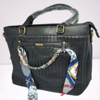 Черна дамска чанта с две дръжки и панделка, снимка 1 - Чанти - 38408026
