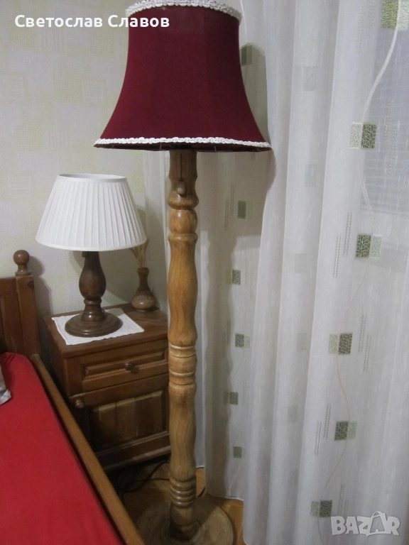 Висок лампион със стойка от стругован дъб и тъмно червена шапка - 2, снимка 1