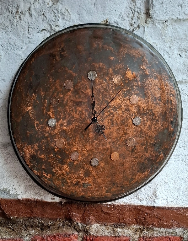 ЧАСОВНИК С ИСТОРИЯ: БАКЪРЕНА ТАВА И БЪЛГАРСКИ ЦАРСКИ МОНЕТИ, снимка 1