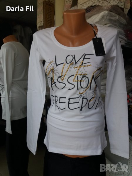 Бяла блуза от много еластично трико с черен надпис и златисти кабсички , снимка 1