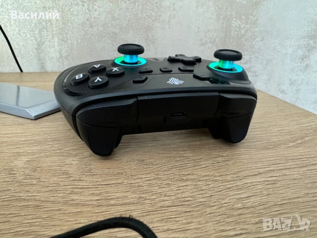 Продавам гейминг джойстик — безжичен, с вибрация и RGB, снимка 3 - Джойстици и геймпадове - 54235120