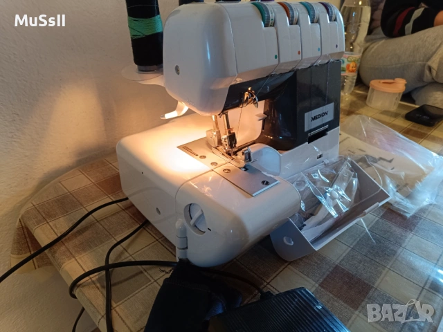 Шевна машина оверлог Medion MD 16600 – Като нов, снимка 3 - Шевни машини - 54189205