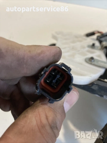 Механизъм на бравата на предната лява врата за KIA Carnival (2006–2012), снимка 2 - Части - 53198892