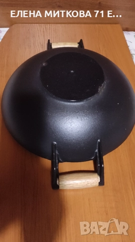 Много голям и много тежък дълбок чугунен тиган с ляти дръжки и дървени ръкохватки, снимка 4 - Съдове за готвене - 52369260