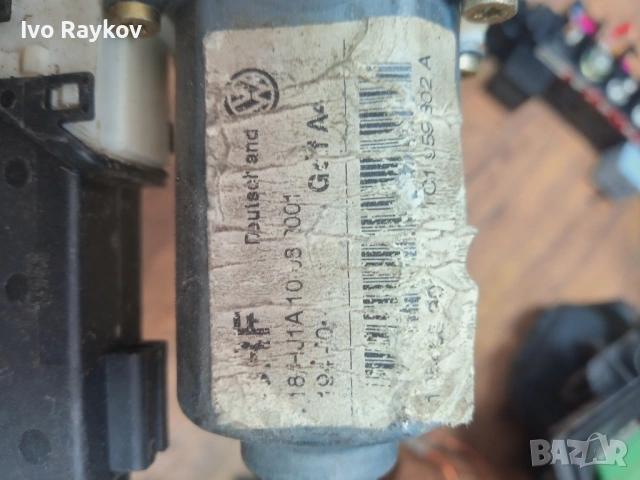 Машинка ел стъкло предна дясна 1C1959802A за VW Golf IV, снимка 4 - Части - 54009417