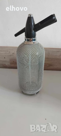 Шише за газирана вода с метална оплетка