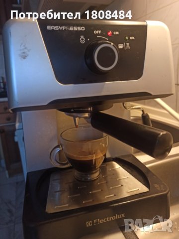 Кафемашина Електролукс с ръкохватка с крема диск, работи отлично и прави хубаво кафе с каймак 