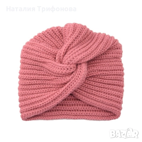 Дамска зимна плетена шапка с усукан възел по средата, снимка 4 - Шапки - 52678136