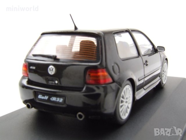 VW Golf 4 R32 2003 - мащаб 1:43 на Solido моделът е нов в PVC дисплей-кейс, снимка 2 - Колекции - 44474866