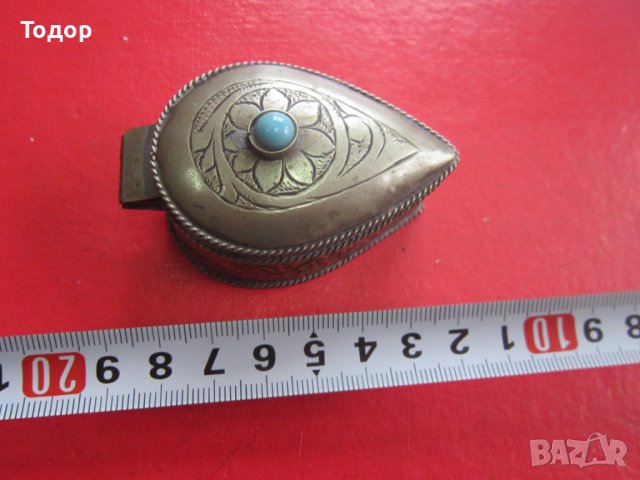 Старинна бронзова кутийка с гравюри 