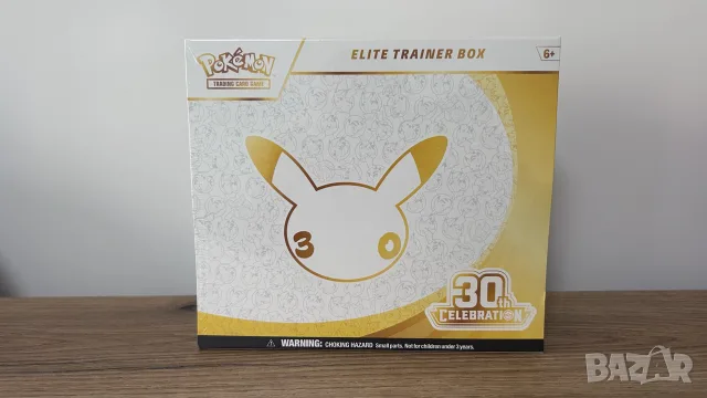 колекционерският комплект Pokémon TCG: 30th Celebration Elite Trainer Box