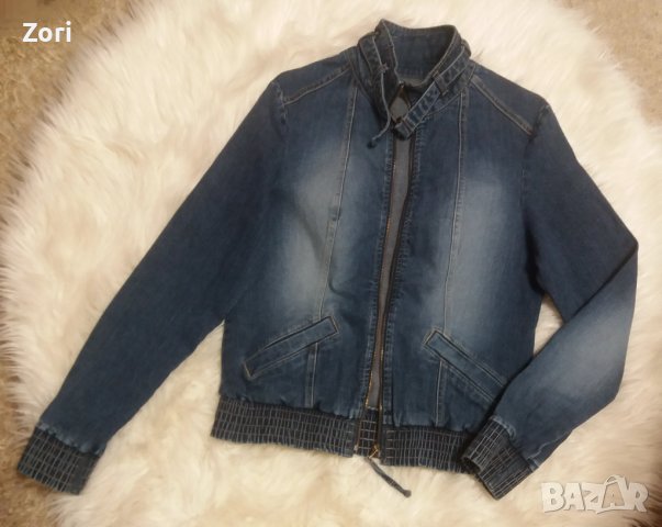 Тъмносиньо дънково яке с висока яка и ластик на ръкавите 