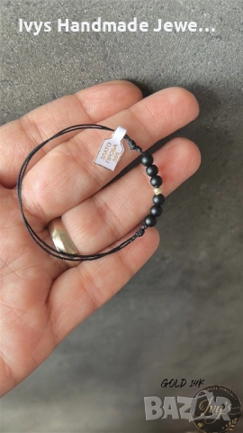 Гривна от естествен оникс с детайл от злато