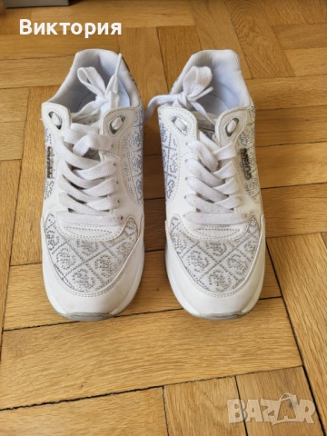 Дамски сникърси Guess, снимка 2 - Маратонки - 54250454