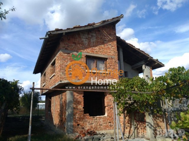 Масивна двуетажна тухлена къща 86 м2 с гараж, само на 4 км от Добрич, снимка 2 - Къщи - 30410568