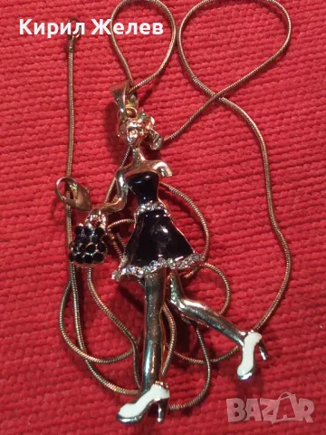 АРИСТОКРАТИЧЕН ШАРМАНТЕН ЗЛАТИСТ ЕМАЙЛИРАН МЕДАЛЬОН Дама с ЧАНТИЧКА НЕЖНО РЕТРО АРТ КОЛИЕ 45676, снимка 13 - Колиета, медальони, синджири - 47045943