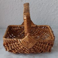 Стара дървена малка сладка плетена правоъгълна кошница с дръжка, снимка 1 - Други - 42335507