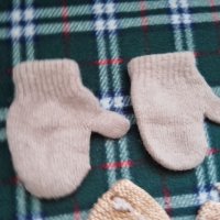 Ръчно плетени терлици и зимни плетени ръкавици за бебе  , снимка 2 - Чорапи - 37603164