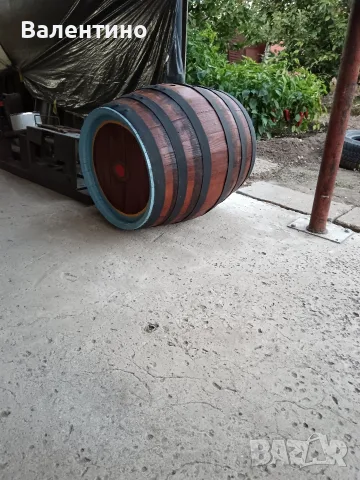 Продава се буре -100 Литрово.