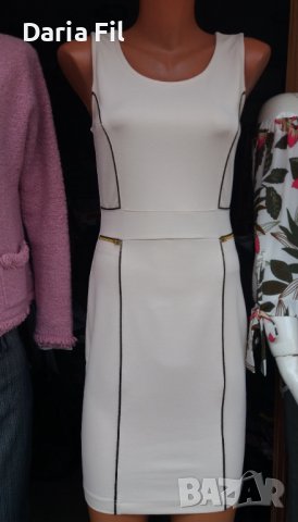 СТИЛНА рокля по тялото от плътно и еластично трико в цвят екрю