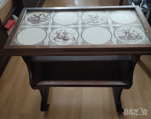 Винтидж помощна масичка с фаянсов плот и колелца.