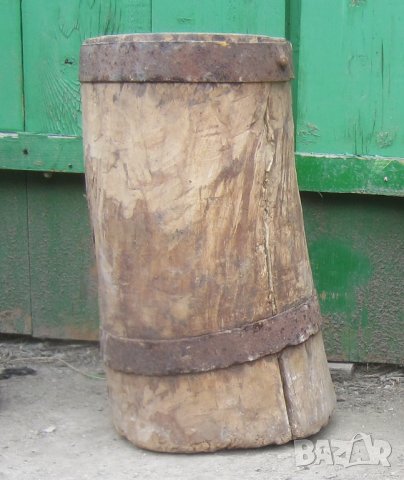 стара дървена чутура чутора с обръчи от ковано желязо