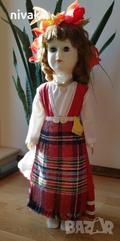 Продавам 58 годишна кукла в народна носия.