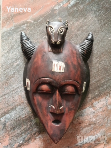 Африканка маска , дърворезба, ръчно изработена и оцветена. 