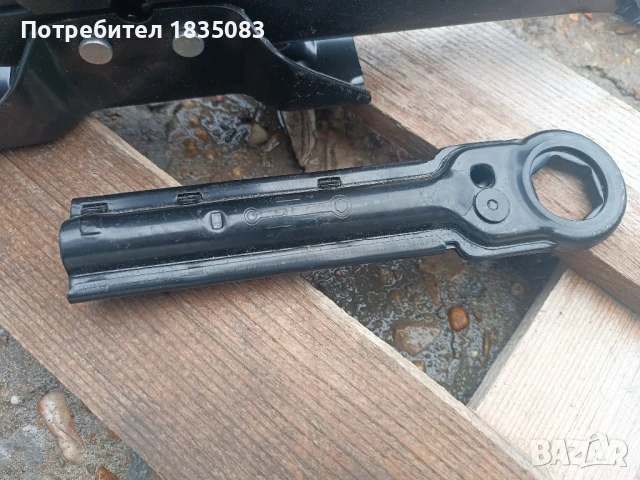 Оригинален крик Renault Trafic, Opel Vivaro, снимка 3 - Аксесоари и консумативи - 50524982