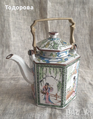 Порцеланов чайник с месингова дръжка и   азиатски мотиви.Шестоъгълна форма