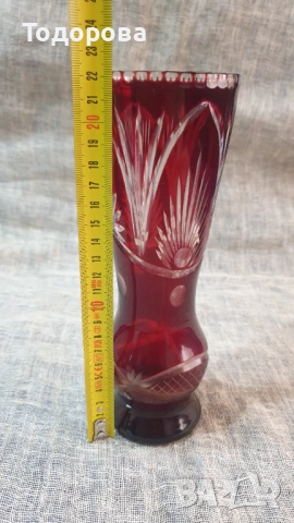 Ваза от червен кристал -Бохемия, снимка 3 - Антикварни и старинни предмети - 54088541