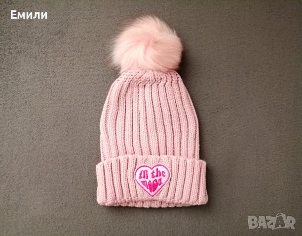 Дамска зимна плетена шапка с помпон и бродерия сърце с надпис "in the mood" в розов цвят , снимка 2 - Шапки - 42473861