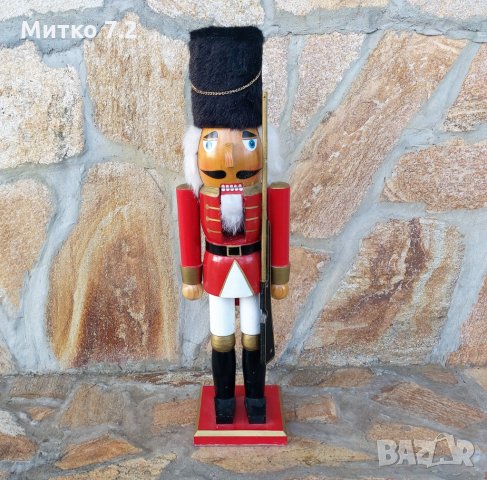 Голяма дървена фигура  лешникотрошач