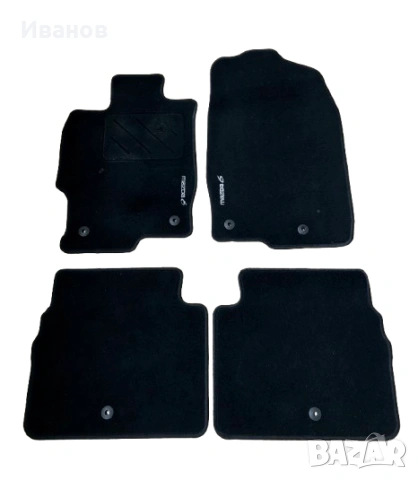 Оригинален комплект от четири черни велурени/мокетни стелки за автомобил Mazda 6. 