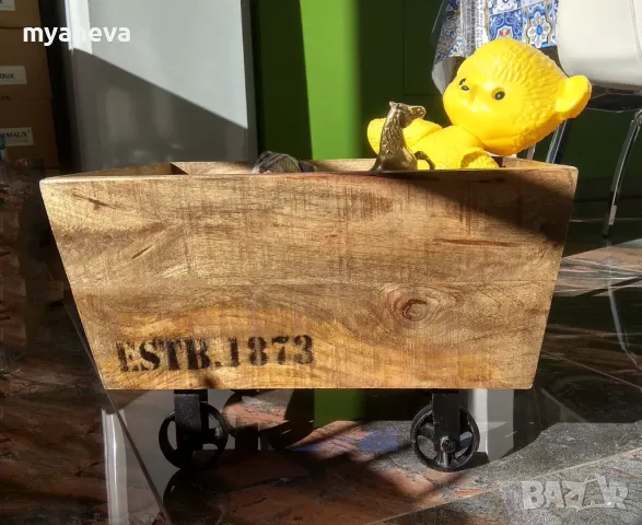 Vintage  шкаф от дъб с ръчно ковани колела , за играчки , вино , декорация . , снимка 3 - Декорация за дома - 48105691