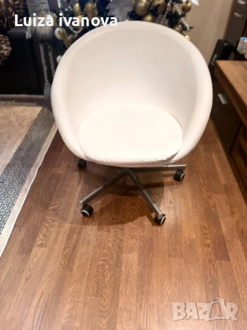 Въртящ стол подходящ за тоалетка за грим