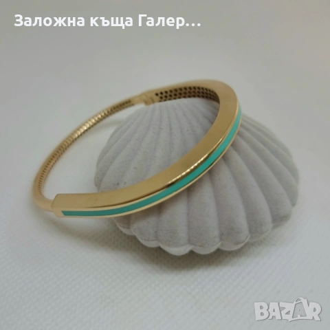 Златна твърда гривна 585 (14 карат) с емайл – елегантен и изискан аксесоар!, снимка 6 - Гривни - 54214563