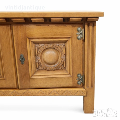 Масивен дъбов шкаф с богата дърворезба и метален обков, снимка 3 - Шкафове - 53905715