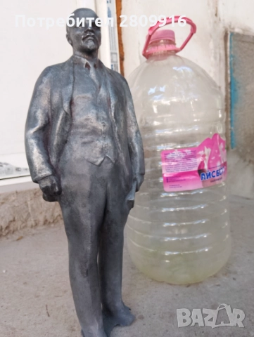 Стара статуя на Ленин 