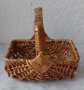 Стара дървена малка сладка плетена правоъгълна кошница с дръжка
