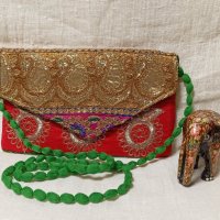 Малка дамска чанта със златна бродерия 1-3, снимка 1 - Чанти - 38374673