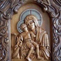Дърворезба-домашен иконостас с релеф на чудотворната икона "Св.Богородица ", снимка 4 - Икони - 21948552