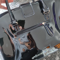 Лачена чанта тип куфарче, снимка 5 - Чанти - 36403704