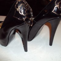 Черни лачени обувки с метална украса , снимка 1 - Дамски обувки на ток - 29922120
