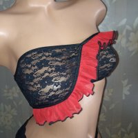 Ефектно секси бюстие от черна дантела с червен асиметричен волан, снимка 1 - Бельо - 37807210