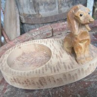 куче дакел стар дървен пепелник с фигура