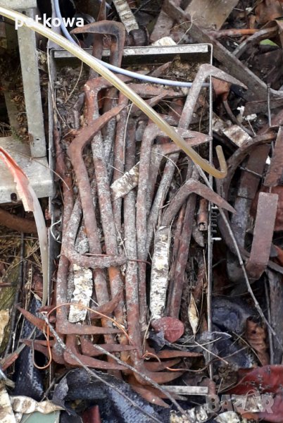 Ковани скоби за закрепване на греди по покриви, снимка 1